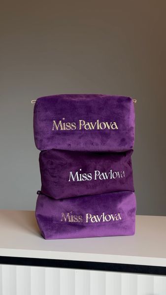 Оксамитова брендована косметичка Miss Pavlova&reg; без ручки (лімітована серія) 22139withstrap фото
